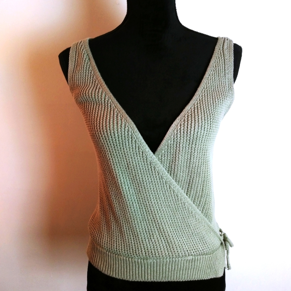 Moon&Madison Gray V-Neck Sweater Vest Size L Cropped wrapped top